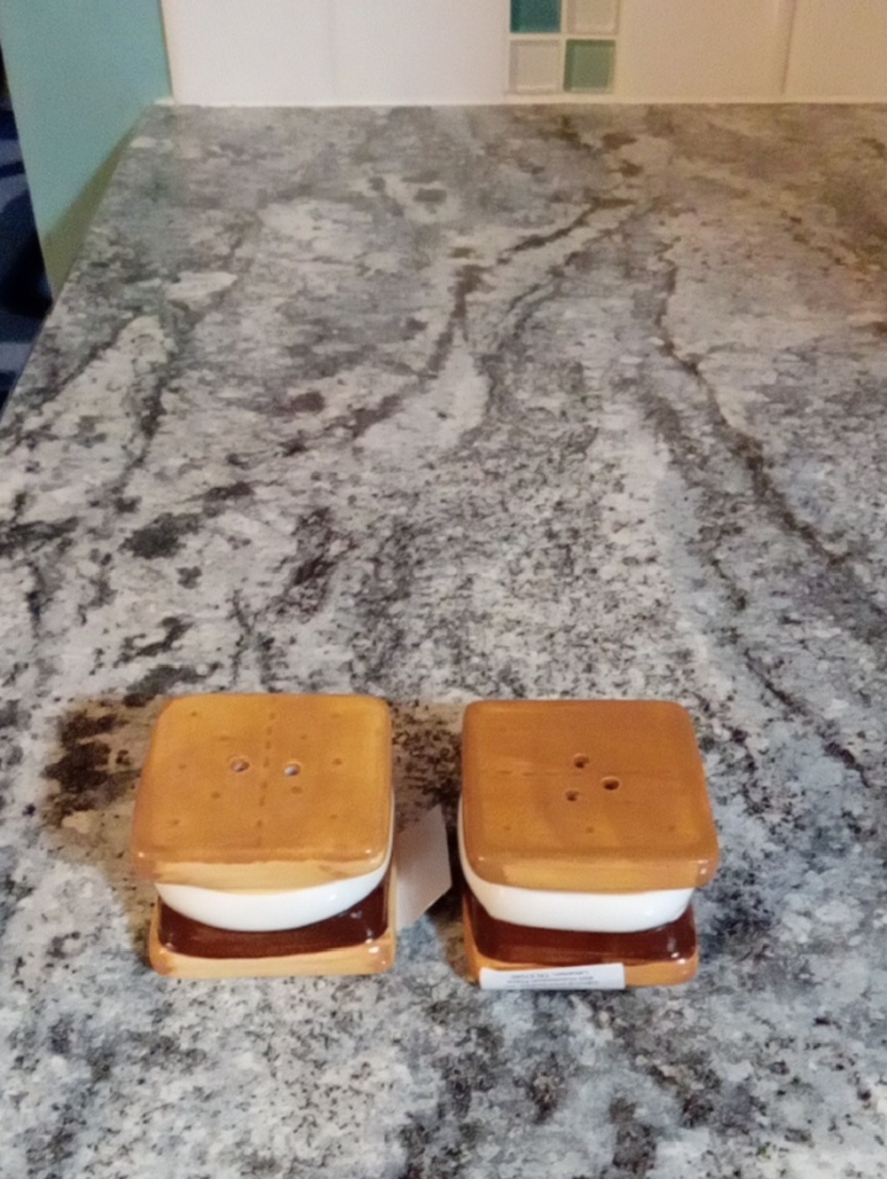 Cracker Barrel Salt & Pepper Shaker Set